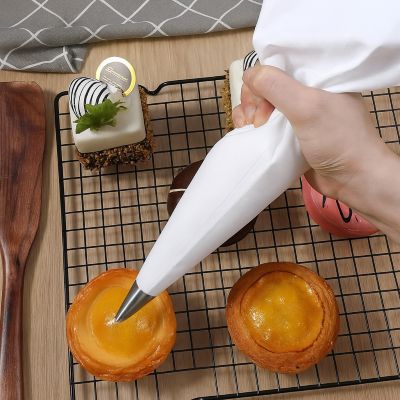 maman decore tartellette avec poche a douille