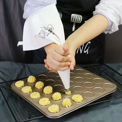 maman dispose petits fours sur plaque avec poche a douille