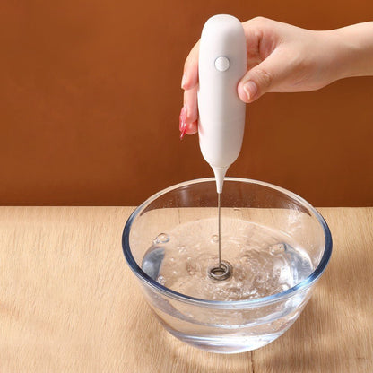 maman nettoi la tige du batteur electrique