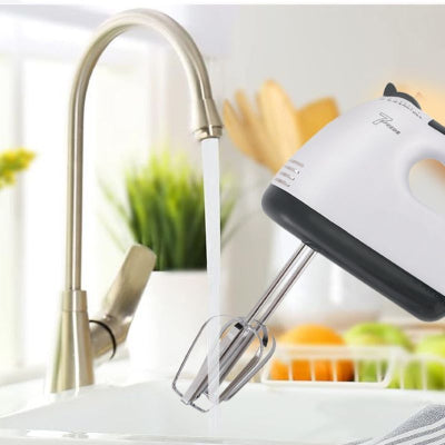 maman nettoie crochet du batteur electrique sous L eau 