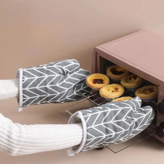 maman prend grille du four avec gant de cuisine