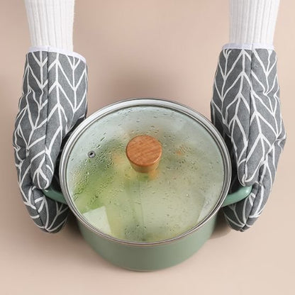 maman prend marmitte avec gant de cuisine