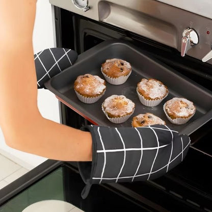 maman prend plat du four avec gant de cuisine noir