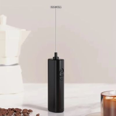 maman prepare cafe glace avec mousseur a lait