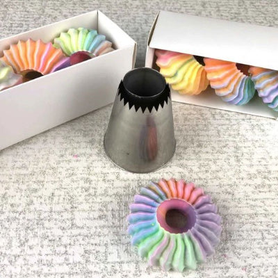 maman prepare meringues multicouleur avec douille patisserie