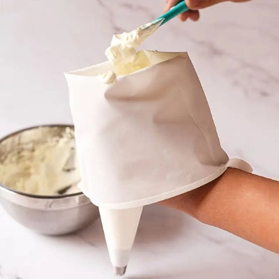 maman rempli poche a douille avec creme beurre