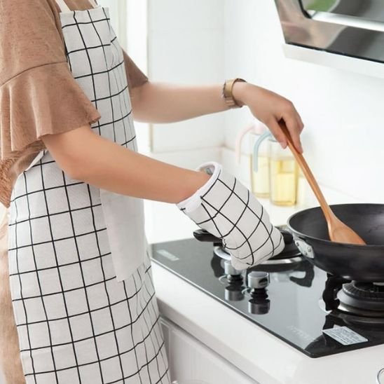 maman tiend poele avec gant de cuisine