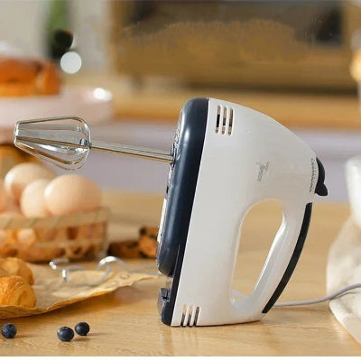 maman utilise batteur electrique pour pate a brioche