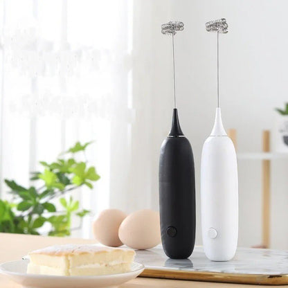 maman utilise batteut electrique pour mousser lait