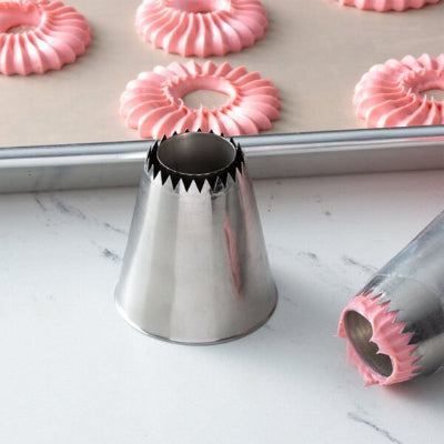 maman utilise douille patisserie pour creer macarons