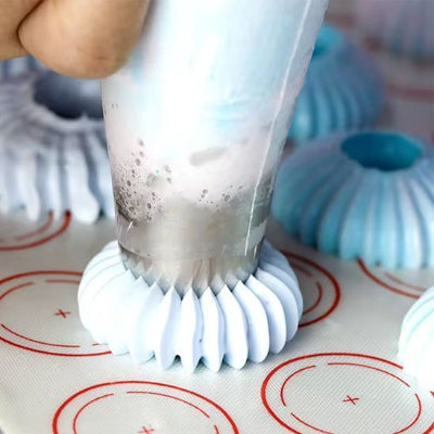 maman utilise douille patisserie inox pour creme au beurre