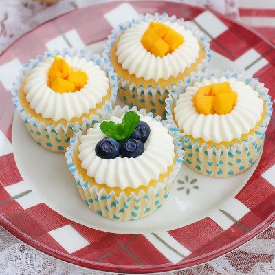 maman utilise douille patisserie pour decorer muffins