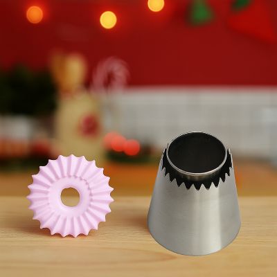 maman utilise douille patisserie pour macarons