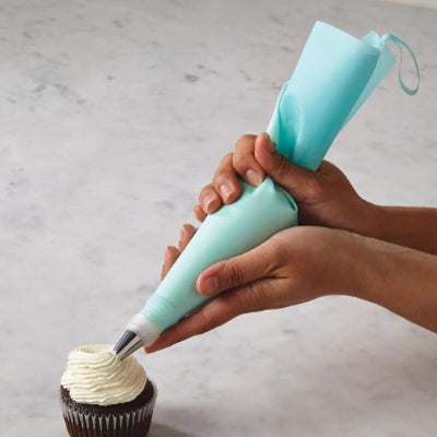 maman utilise poche a douille avec facilite