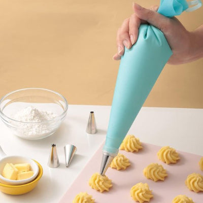 maman utilise poche a douille pour façconner petit fours