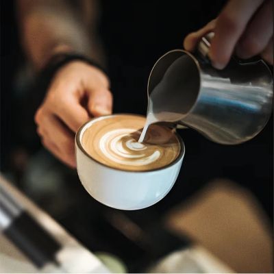 maman verse mousse a lait fait avec mousseur a lait