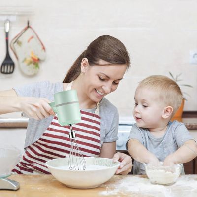nana mélange pâte avec mini batteur électrique