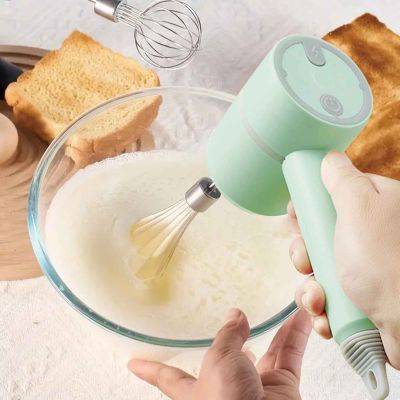 nana mélange oeufs avec mini batteur électrique