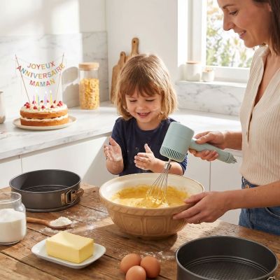 nana mélange pâte gâteau avec mini batteur électrique
