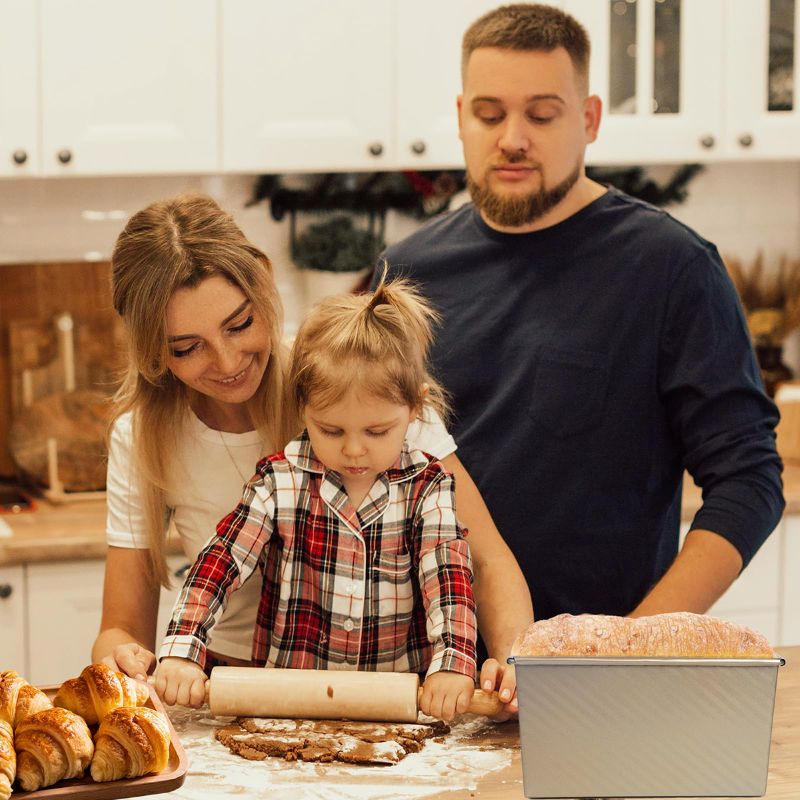 maman et enfant utilisent moue a cake