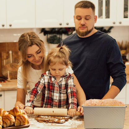 maman et enfant utilisent moue a cake