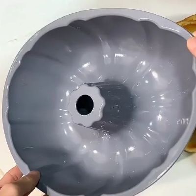 moule a gateau bundt gris