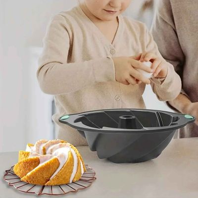 fille utilise moule à gateau en silicone spirale