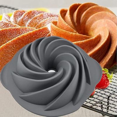 mama cuit gateau dans moule à gateau en silicone spirale