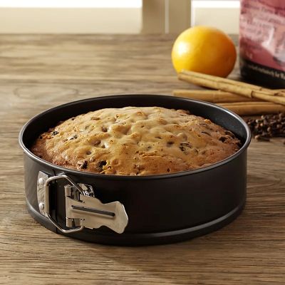 nana cuit gateau raisin dans moule a gateau