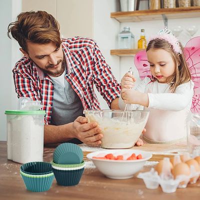 papa cuit petits gâteaux dans moule à muffin