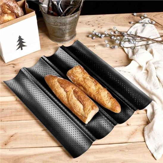 nana utilise moule a pain perfore quatre cavites