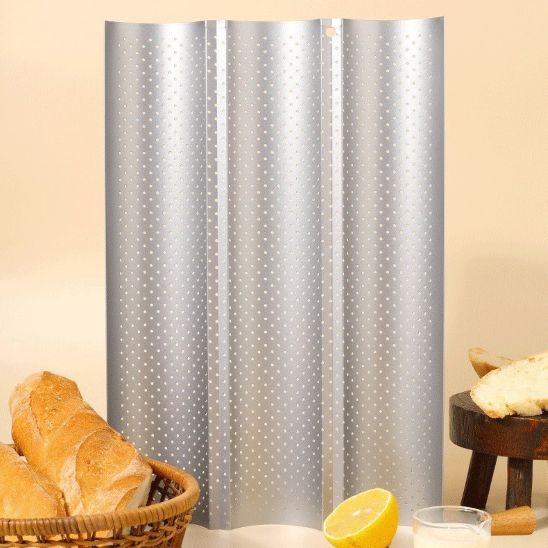 nana utilise moule a pain perfore trois cavites