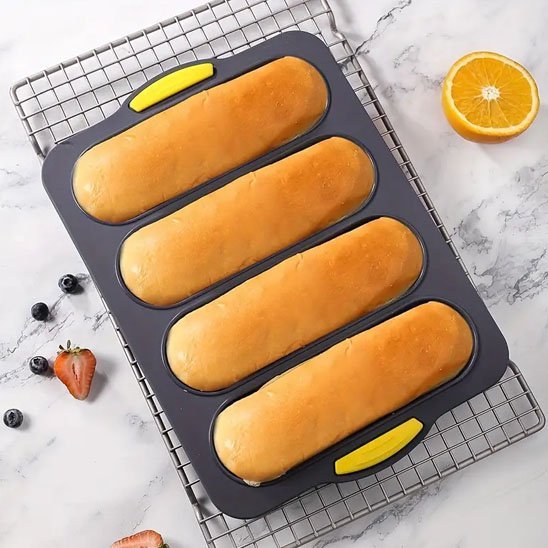 nana utilise moule a pain a quatre cavité pour cuire pain