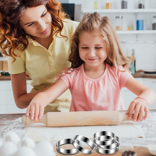 enfant et maman utilisent moule gateau