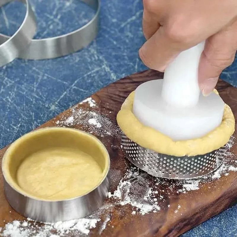 façonner pate tarte avec moule gateau