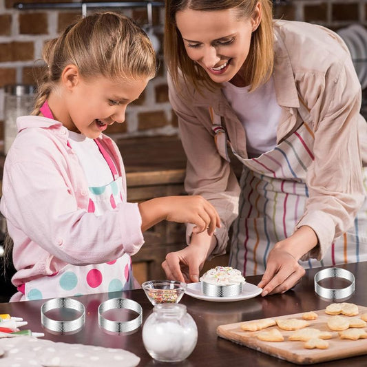 maman et fille utilisent moule gateau pour fabriquer mini tarte