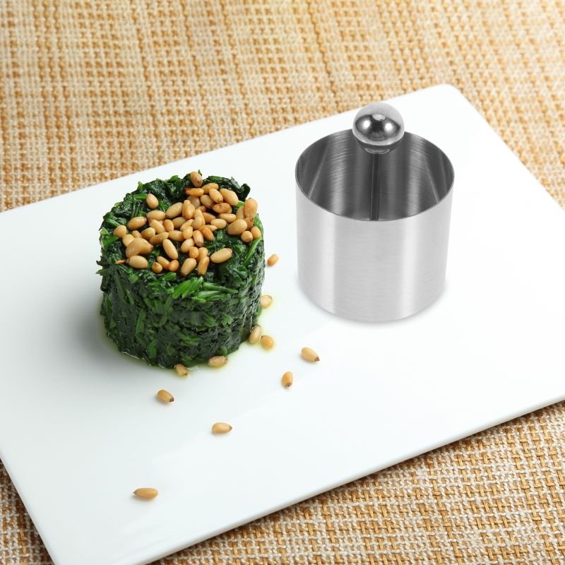 preparer entree elegante avec moule gateau