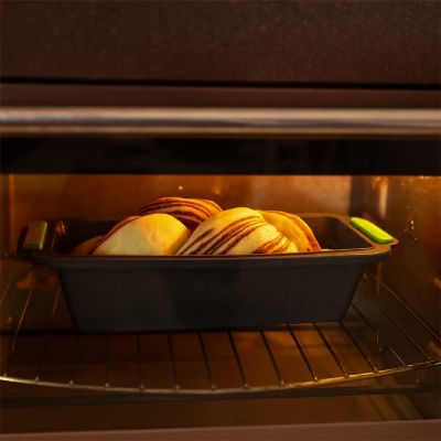 maman cuit brioche dans moule silicone