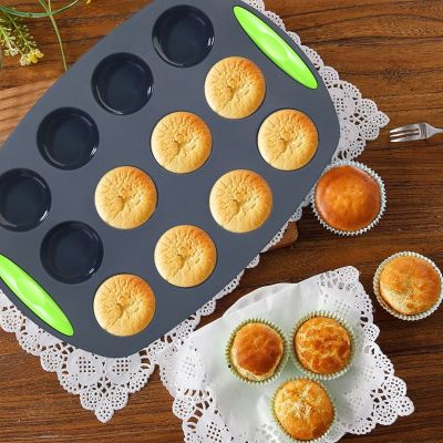maman fait cuire muffin fromage dans moule silicone