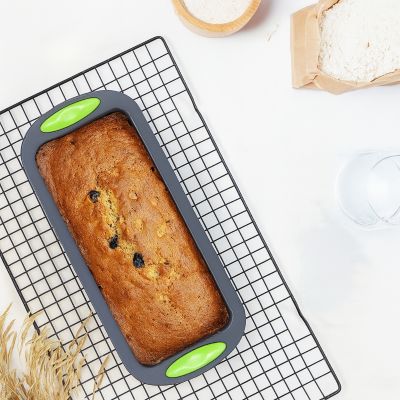 maman met a cuire cake sale dans moule silicone