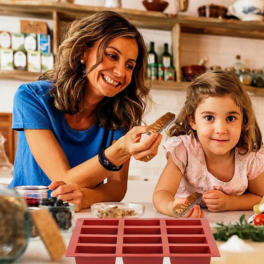maman et fille utilisent moule silicone pour barres chocolat