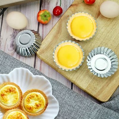 mama prépare tarte flan avec moules a tarte