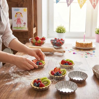 mama prépare tartelettes fruits avec moules a tarte