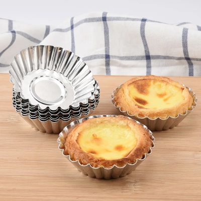 mama prépare tarte fromage avec moules a tarte
