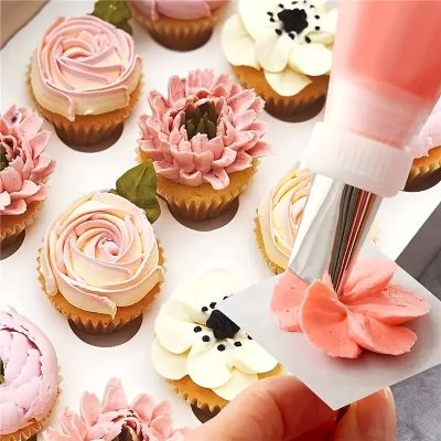 nana crée pétales avec douille patisserie