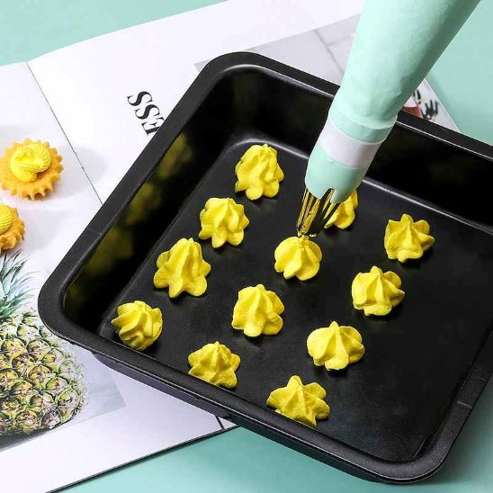 nana depose rosaces pate sur plaque avec kit patisserie