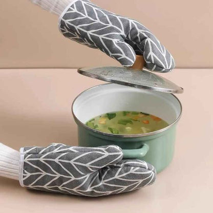 nana enfile gant de cuisine gris