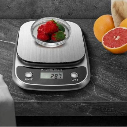 nana pese fraise avec balance cuisine numerique