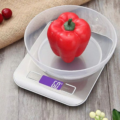 nana pese poivron rouge avec balance cuisine