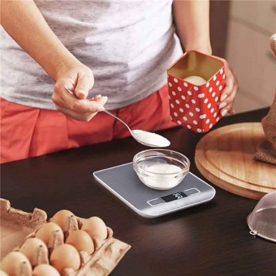 nana pese sucre poudre avec balance cuisine 